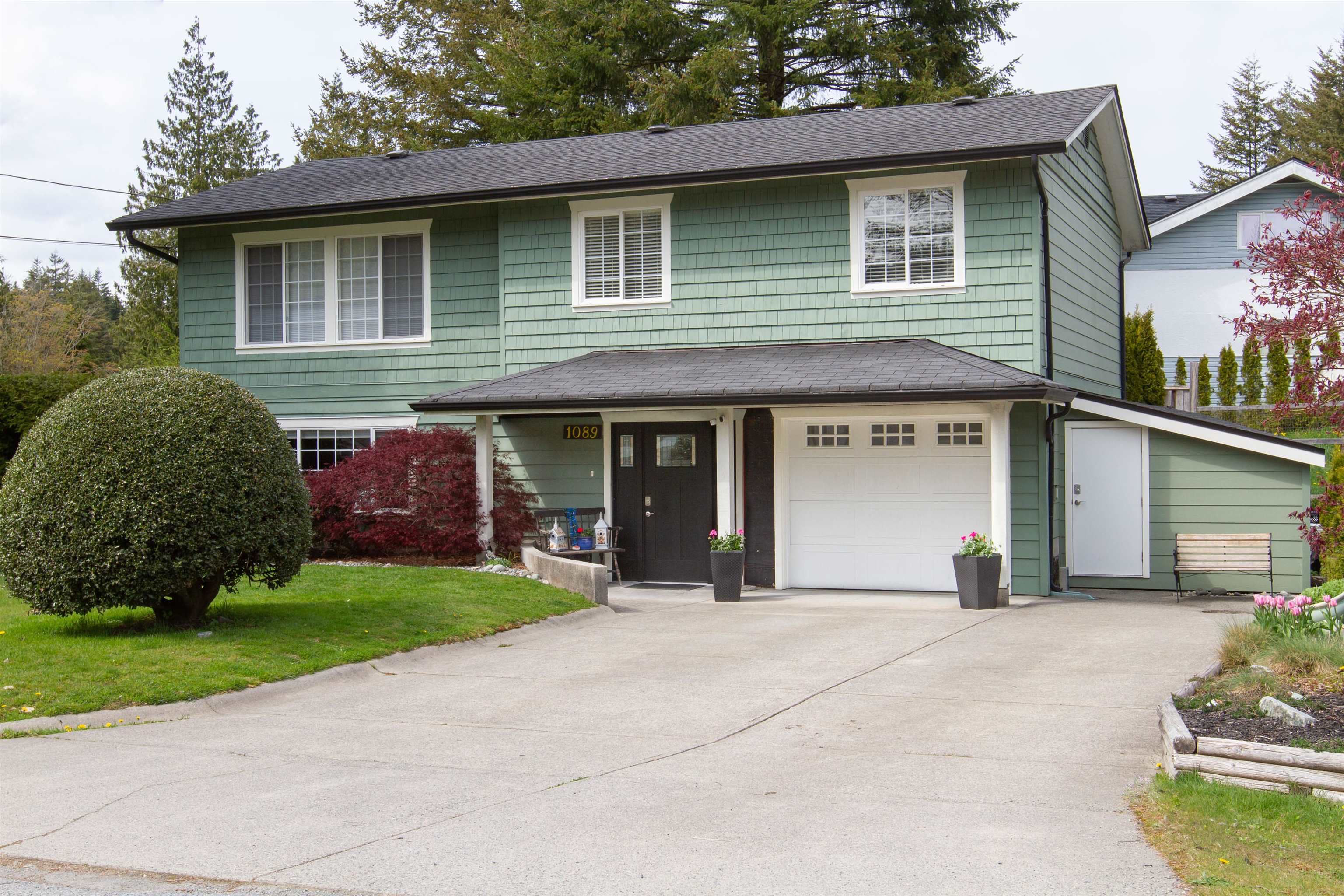 Main Photo: 1089 AXEN Road in Squamish: Brackendale House for sale : MLS®# R2714386