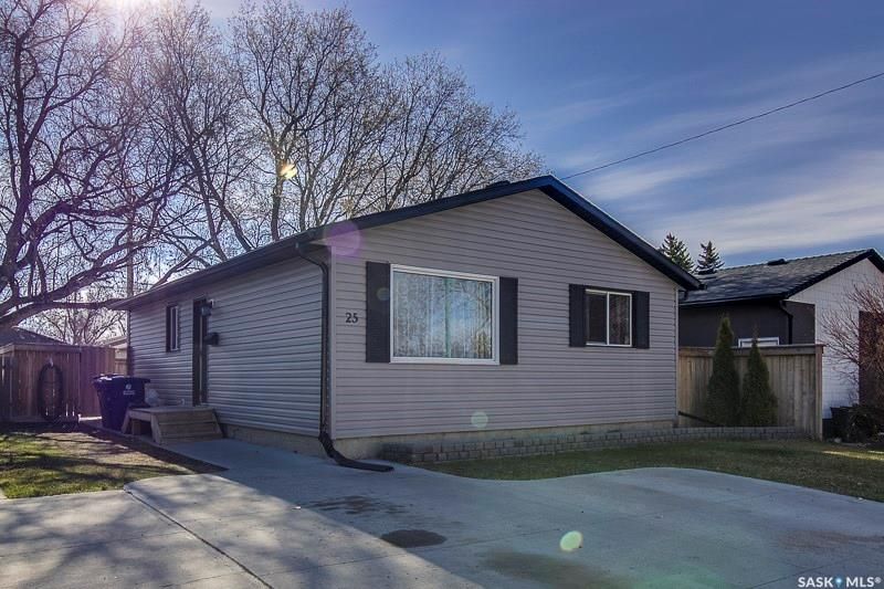 Main Photo: 25 Rita Crescent in Saskatoon: Sutherland Residential for sale : MLS®# SK929219