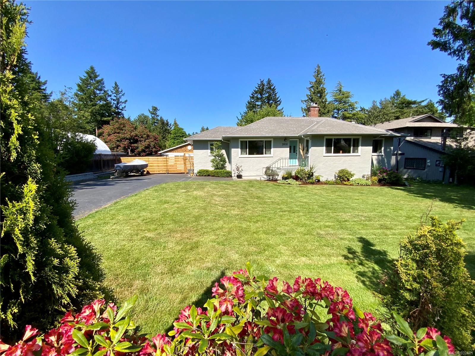 Main Photo: 2600 Arbutus Rd in Saanich: SE Cadboro Bay House for sale (Saanich East)  : MLS®# 932441