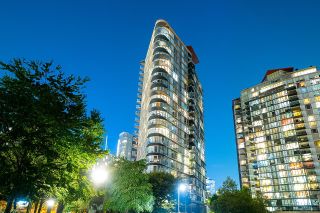Main Photo: 2606 918 COOPERAGE Way in Vancouver: Yaletown Condo for sale (Vancouver West)  : MLS®# R2724783