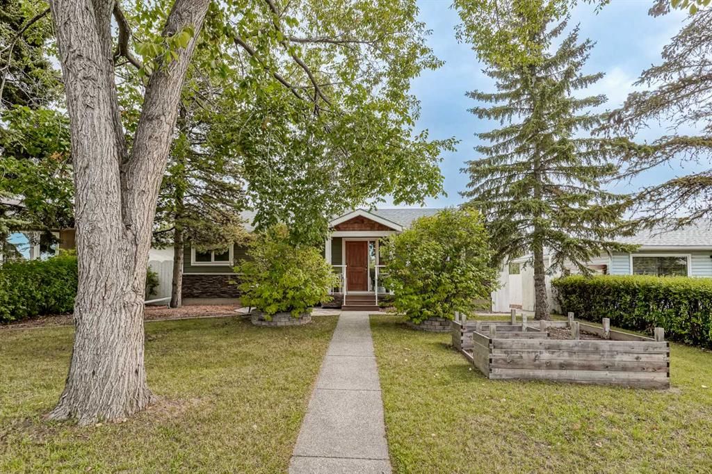 Main Photo: 4912 45 Street SW in Calgary: Glamorgan Detached for sale : MLS®# A2079602