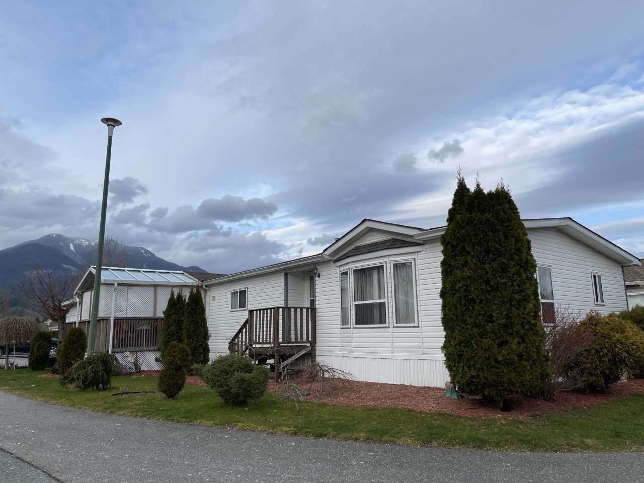 Main Photo: 103 41168 LOUGHEED Highway in Mission: Dewdney Deroche Manufactured Home for sale in "Oasis Estates" : MLS®# R2543776