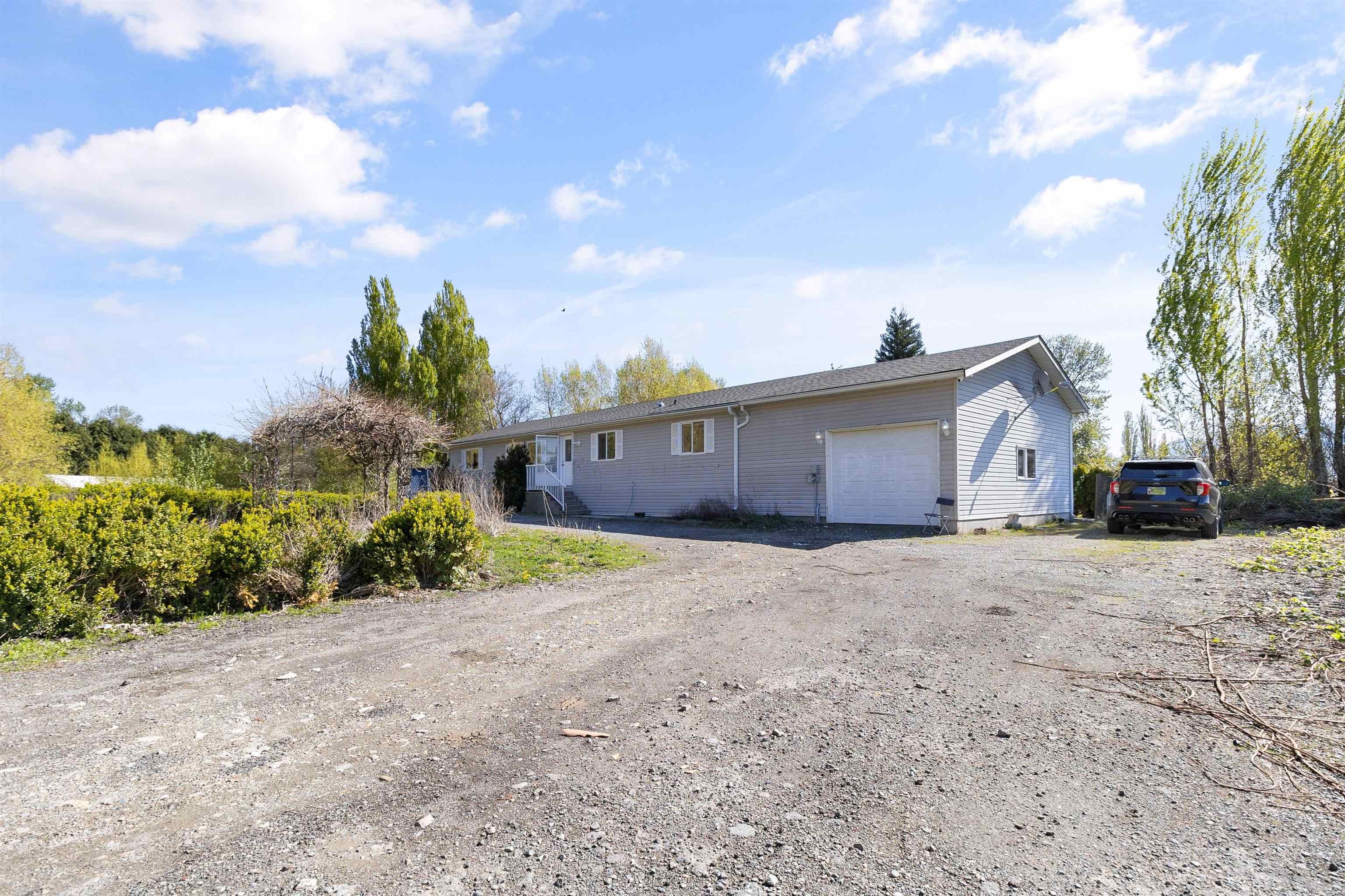 Main Photo: 40160 SOUTH PARALLEL Road in Abbotsford: Sumas Prairie House for sale : MLS®# R2869650