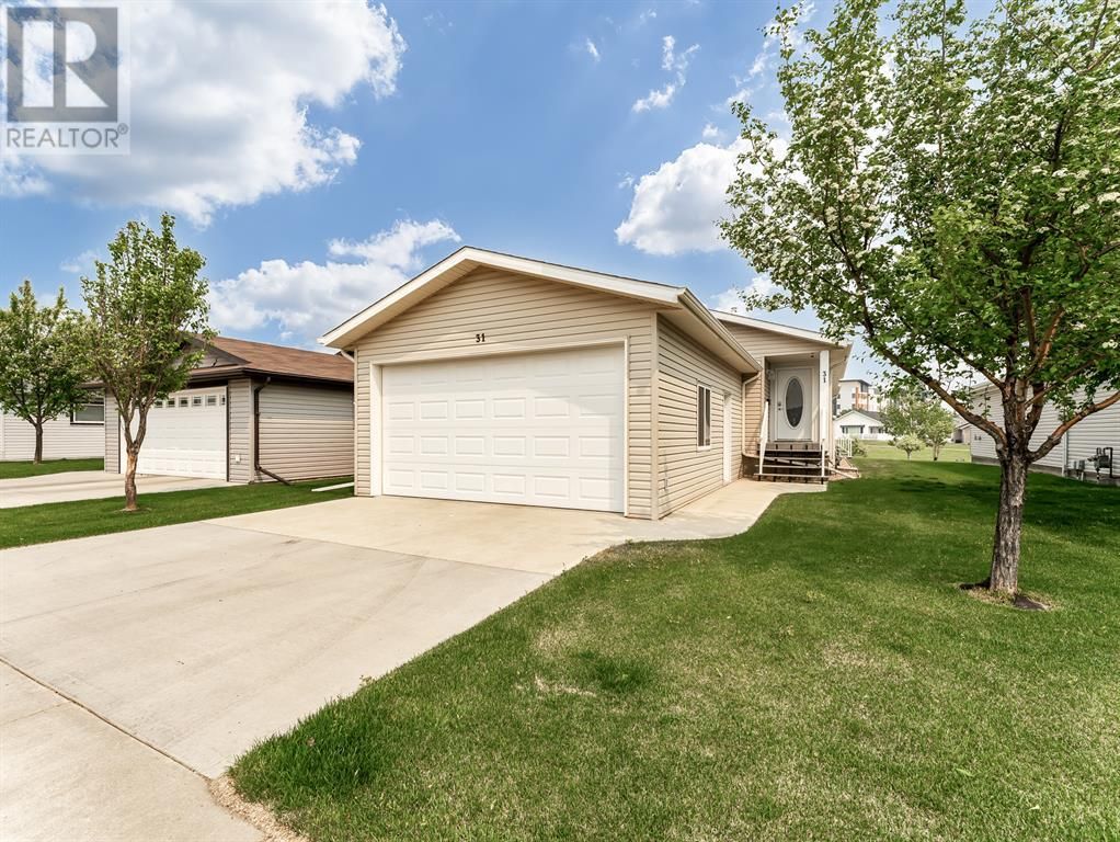Main Photo: 31 Chartwell Place SE in Medicine Hat: House for sale : MLS®# A2050470