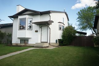 Photo 1: 107 Cedardale Bay SW in Calgary: Cedarbrae Detached for sale : MLS®# A2051679