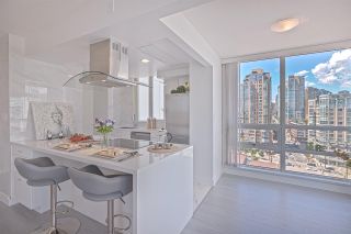 Photo 11: 1602 1201 MARINASIDE Crescent in Vancouver: Yaletown Condo for sale (Vancouver West)  : MLS®# R2401995