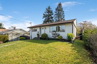 Photo 2: 2515 Victor St in Victoria: Vi Oaklands House for sale : MLS®# 899243