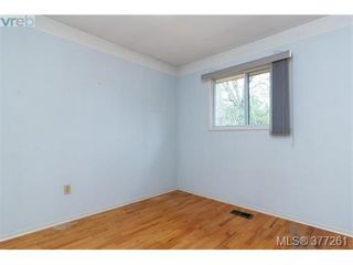 Photo 10: 2734 Roseberry Ave in VICTORIA: Vi Oaklands House for sale (Victoria)  : MLS®# 757376