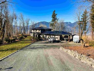 Photo 3: 43207 SALMONBERRY Drive in Chilliwack: Chilliwack Mountain House for sale : MLS®# R2714027