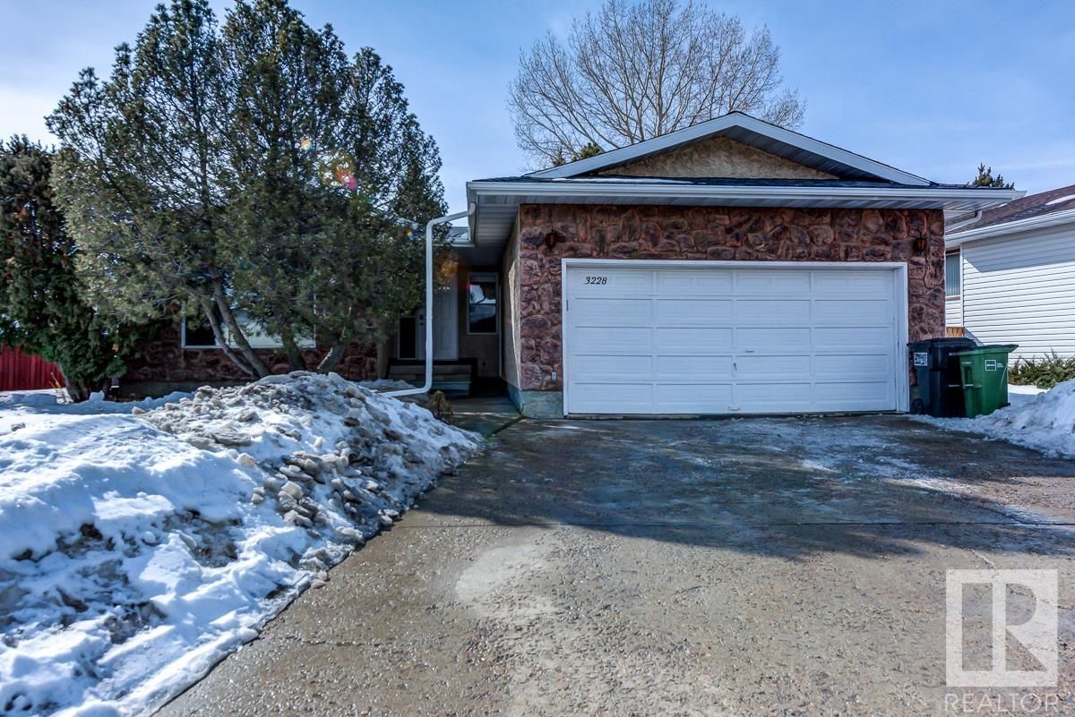 Main Photo: 3228 85 ST NW in Edmonton: Zone 29 House for sale