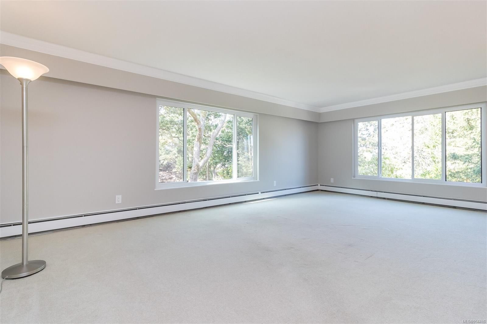 Photo 3: Photos: 307 2930 Cook St in Victoria: Vi Mayfair Condo for sale : MLS®# 914416