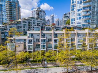 Photo 2: 321 1228 MARINASIDE Crescent in Vancouver: Yaletown Townhouse for sale in "Crestmark 2" (Vancouver West)  : MLS®# R2879908