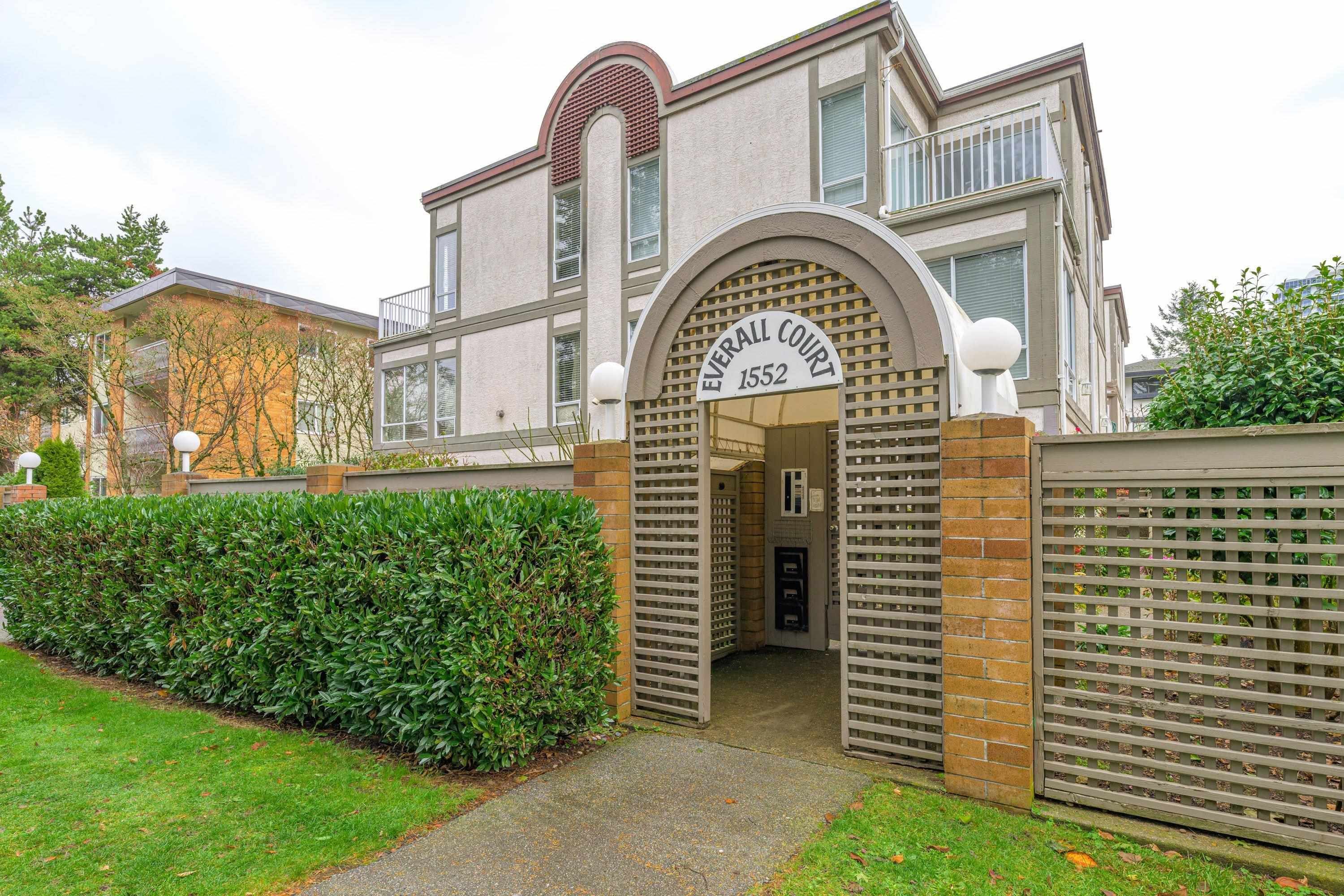 Main Photo: 3 1552 EVERALL Street: White Rock Townhouse for sale in "EVERALL COURT" (South Surrey White Rock)  : MLS®# R2834417