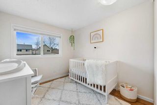 Photo 18: 563 Queenston Gardens SE in Calgary: Queensland Row/Townhouse for sale : MLS®# A2126181