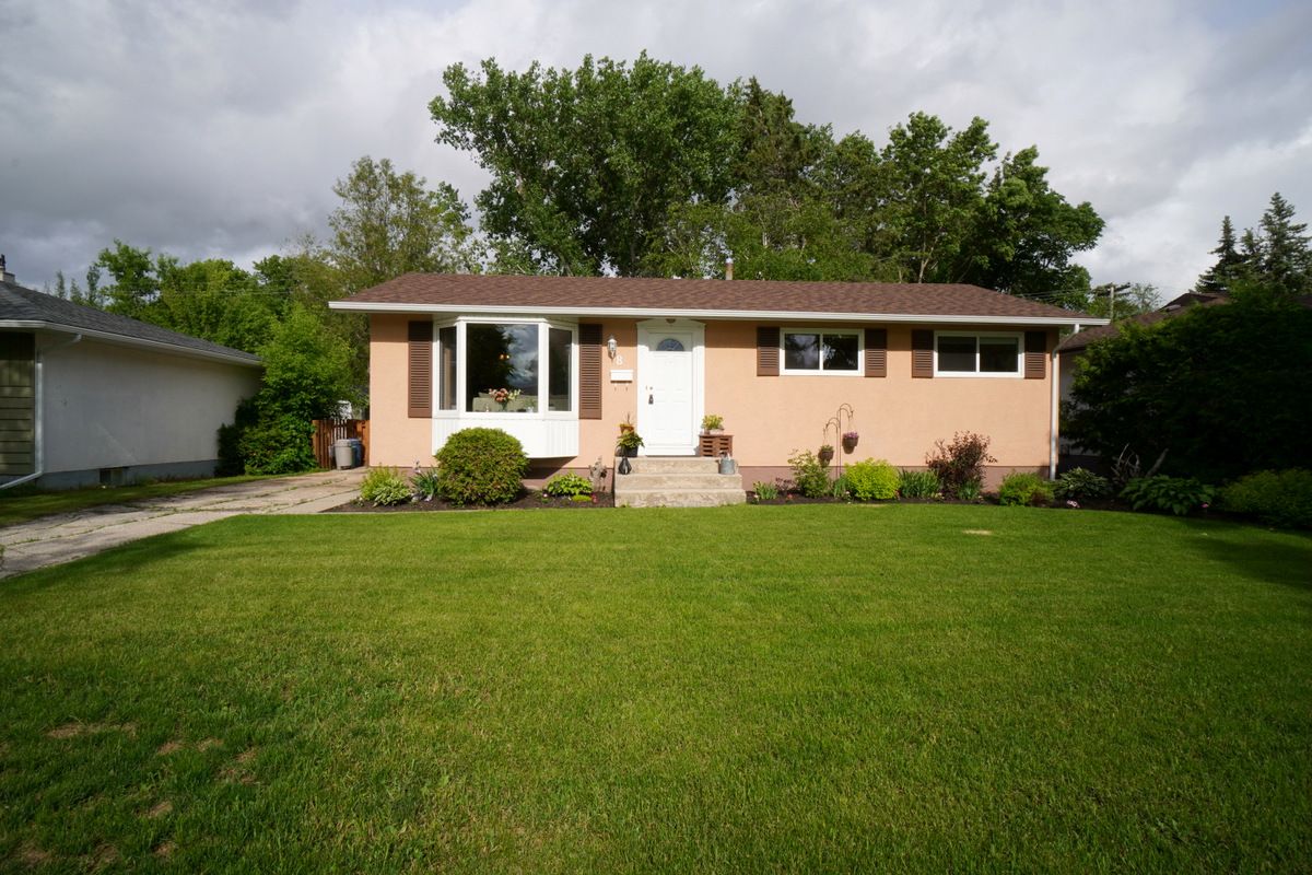Main Photo: 8 Roe St in Portage la Prairie: House for sale : MLS®# 202214503