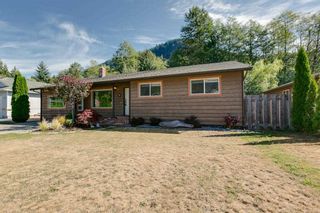 Photo 1: 41374 DRYDEN Road in Squamish: Brackendale House for sale in "Brackendale" : MLS®# R2198766
