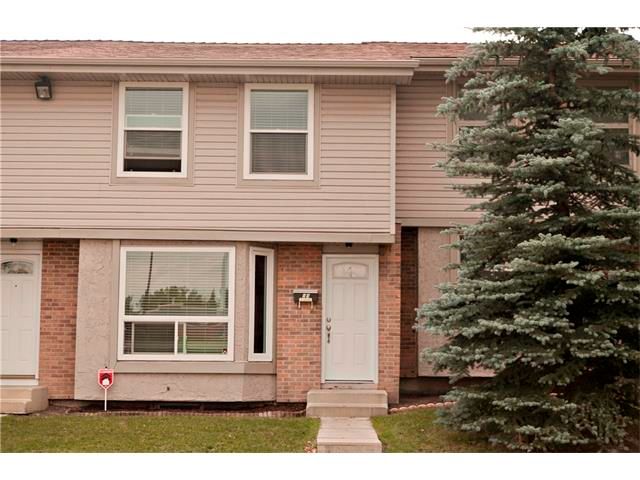 Main Photo: 94 123 QUEENSLAND Drive SE in Calgary: Queensland House for sale : MLS®# C4027673