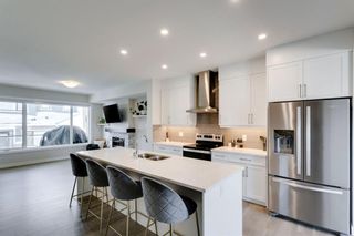 Photo 2: 153 Crestridge Common SW in Calgary: Crestmont Row/Townhouse for sale : MLS®# A2012870