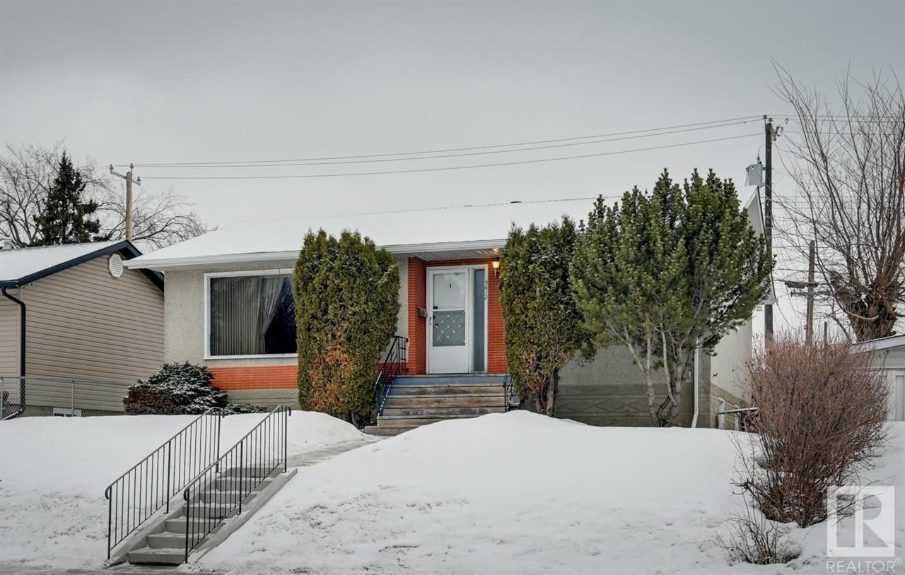 Main Photo: 5612 122 Avenue NW in Edmonton: House for sale
