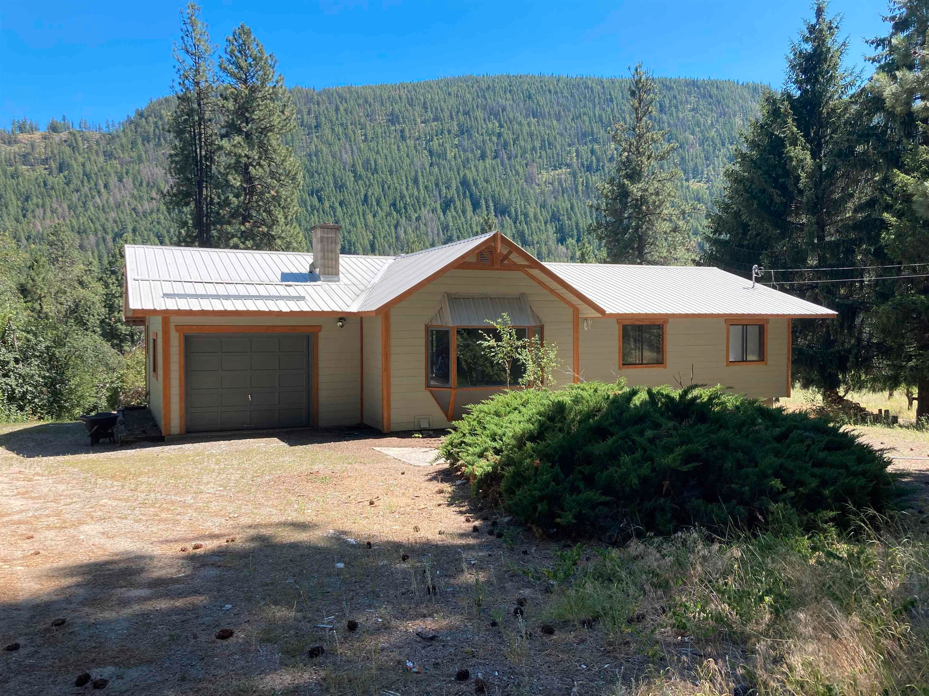 Main Photo: 725 HIGHWAY 3 in No City Value: FVREB Out of Town House for sale : MLS®# R2796024