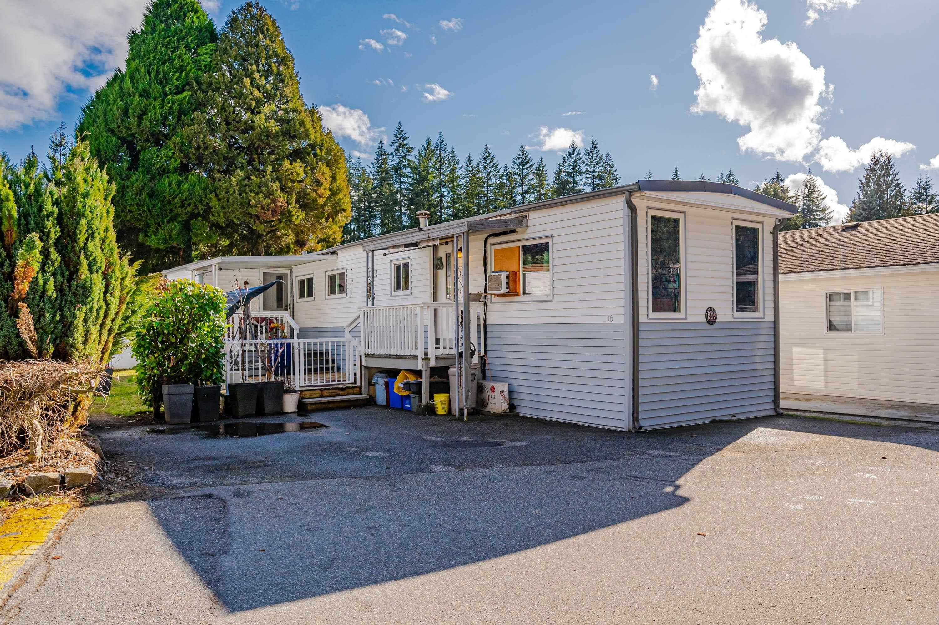 Main Photo: 16 9080 198 Street in Langley: Walnut Grove Manufactured Home for sale in "FOREST GREEN ESTATES" : MLS®# R2759572