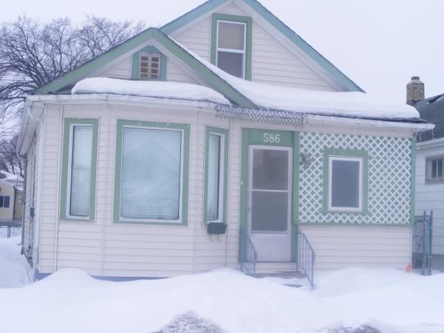 Main Photo: 586 CASTLE Avenue in WINNIPEG: East Kildonan Residential for sale (North East Winnipeg)  : MLS®# 1104183