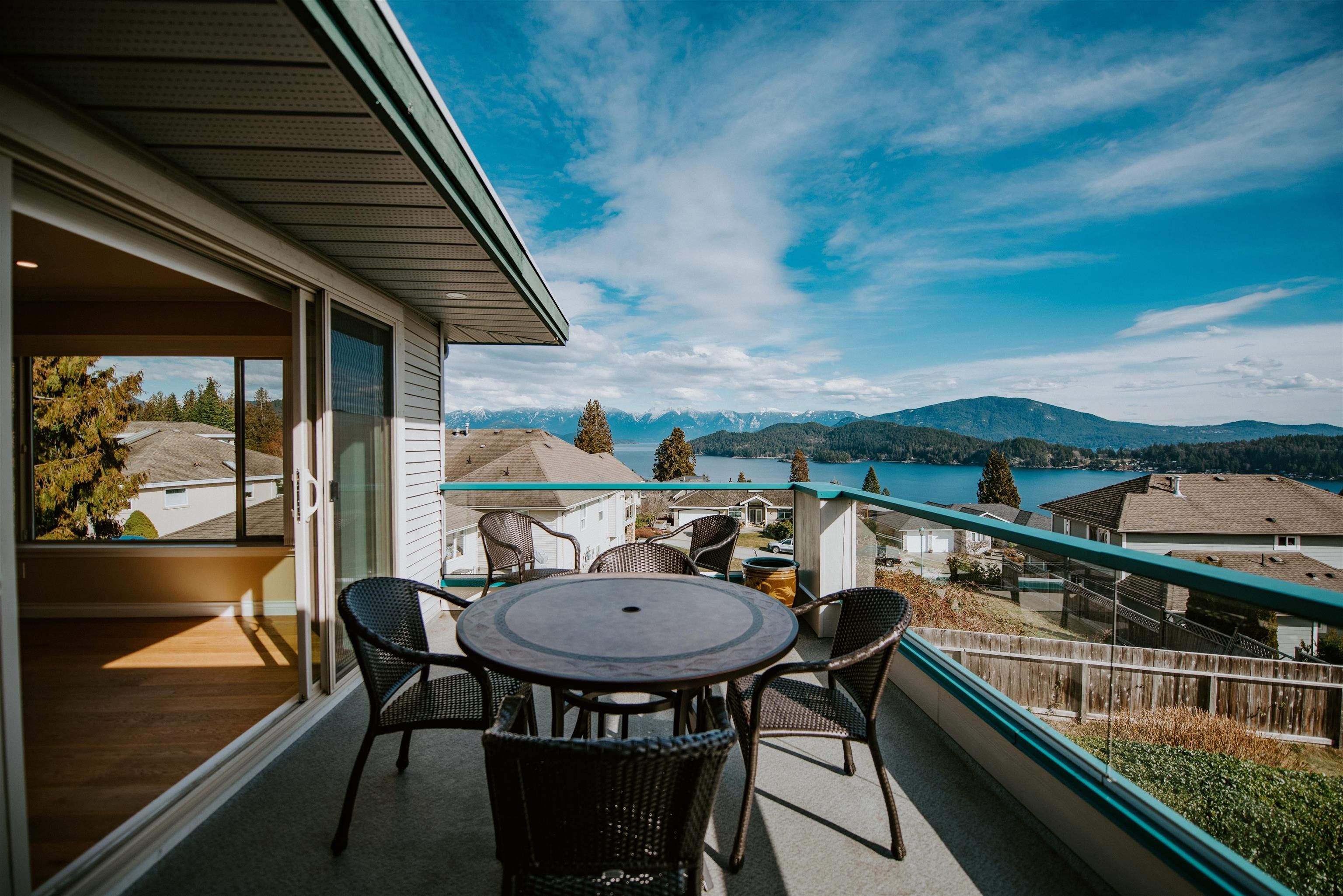 Main Photo: 13 554 EAGLECREST Drive in Gibsons: Gibsons & Area Townhouse for sale in "GEORGIA MIRAGE" (Sunshine Coast)  : MLS®# R2781436