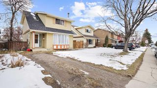 Photo 2: 300 Berwick Drive NW in Calgary: Beddington Heights Detached for sale : MLS®# A2118693