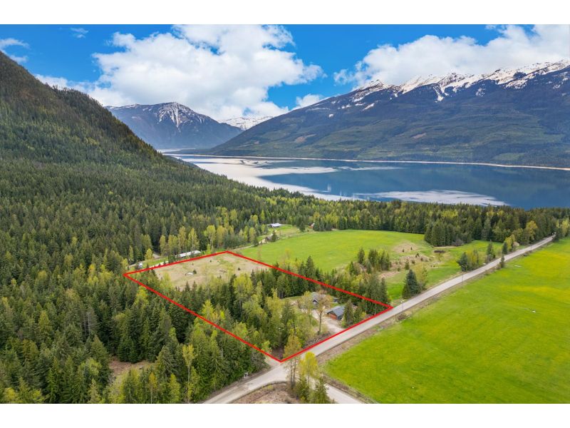 FEATURED LISTING: 787 CRESCENT BAY ROAD Nakusp