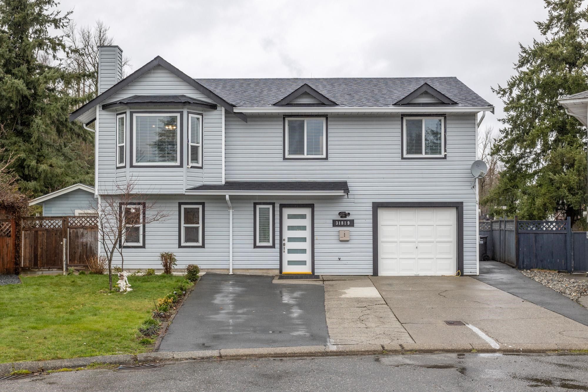 Main Photo: 31819 SATURNA Crescent in Abbotsford: Abbotsford West House for sale : MLS®# R2769271