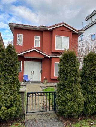 Photo 1: 475 E 16TH Avenue in Vancouver: Mount Pleasant VE 1/2 Duplex for sale (Vancouver East)  : MLS®# R2643471