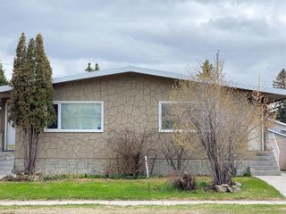 Photo 1: 2039 50 Avenue SW in Calgary: North Glenmore Park Semi Detached for sale : MLS®# C4295796