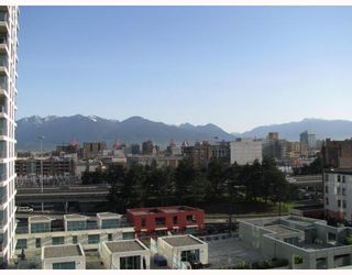 Photo 2: 902 120 MILROSS Avenue in Vancouver: Mount Pleasant VE Condo for sale in "THE BRIGHTON" (Vancouver East)  : MLS®# V760243