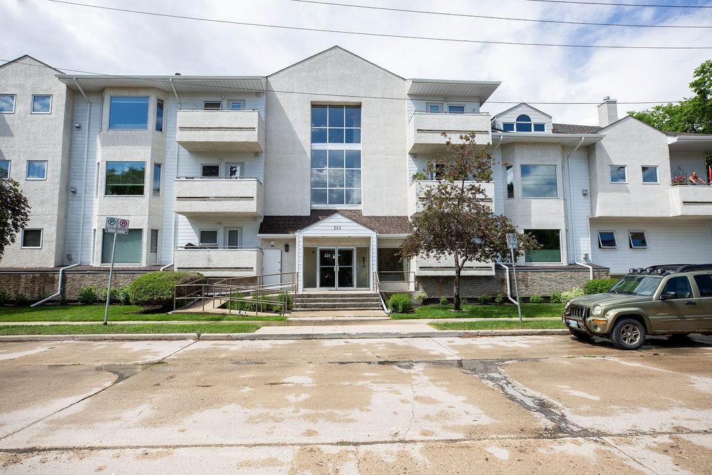 Main Photo: 304 223 Masson Street in Winnipeg: St Boniface Condominium for sale (2A)  : MLS®# 202014679
