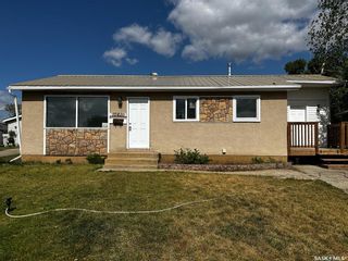 Photo 1: 10410 Laurier Crescent in North Battleford: Centennial Park Residential for sale : MLS®# SK942233