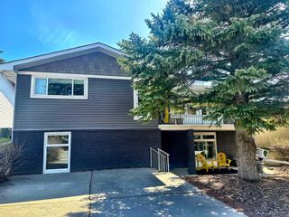 Main Photo: 216 Silver Brook Way NW in Calgary: Silver Springs Detached for sale : MLS®# A2128729