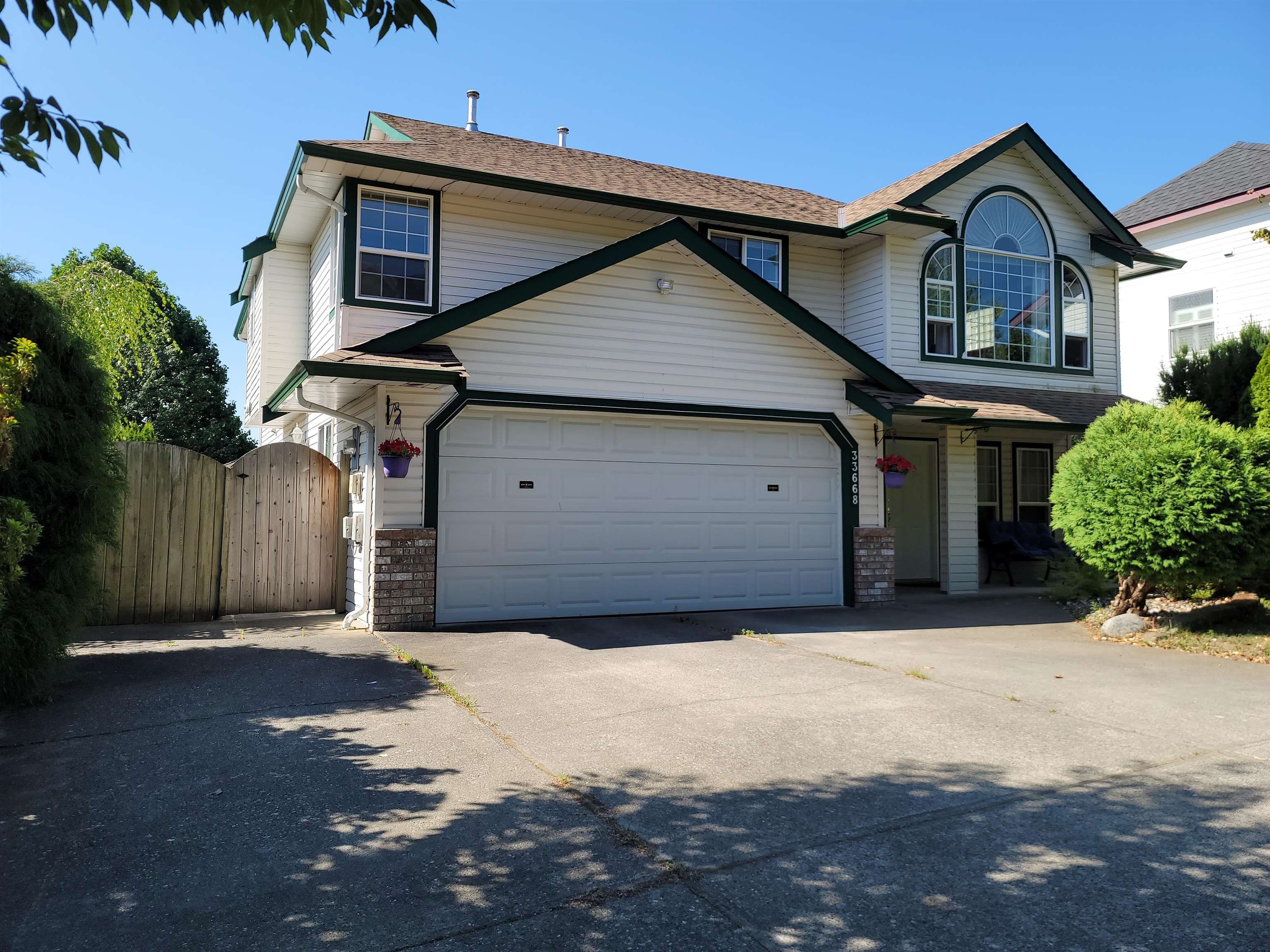 Main Photo: 33668 BLUEBERRY Drive in Mission: Mission BC House for sale in "Blueberry/College Heights" : MLS®# R2846118