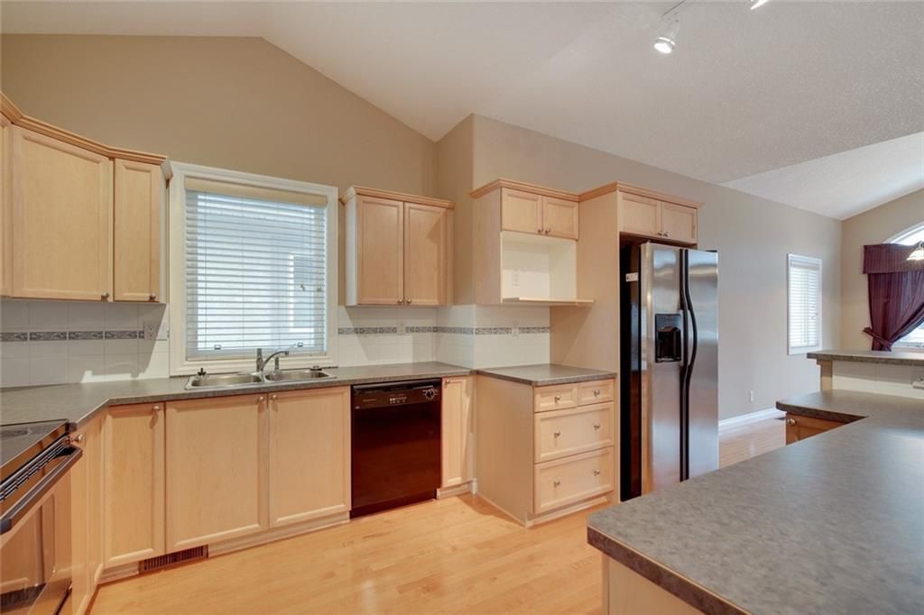 Main Photo: 212 SIMCOE Place SW in Calgary: Signal Hill Semi Detached for sale : MLS®# C4293353