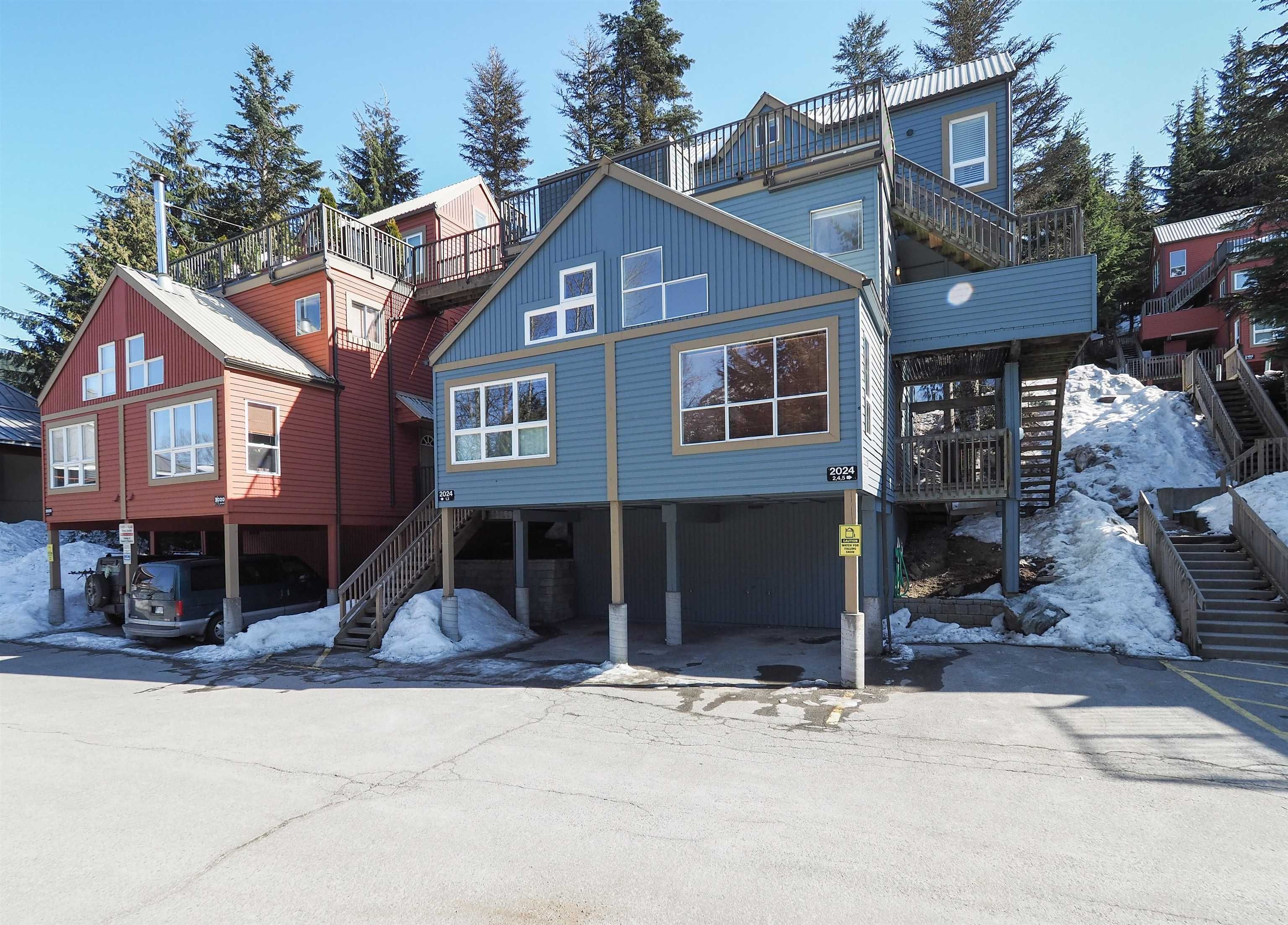 Main Photo: 4 2024 INNSBRUCK Drive in Whistler: Whistler Creek Townhouse for sale in "GONDOLA VILLAGE" : MLS®# R2637295