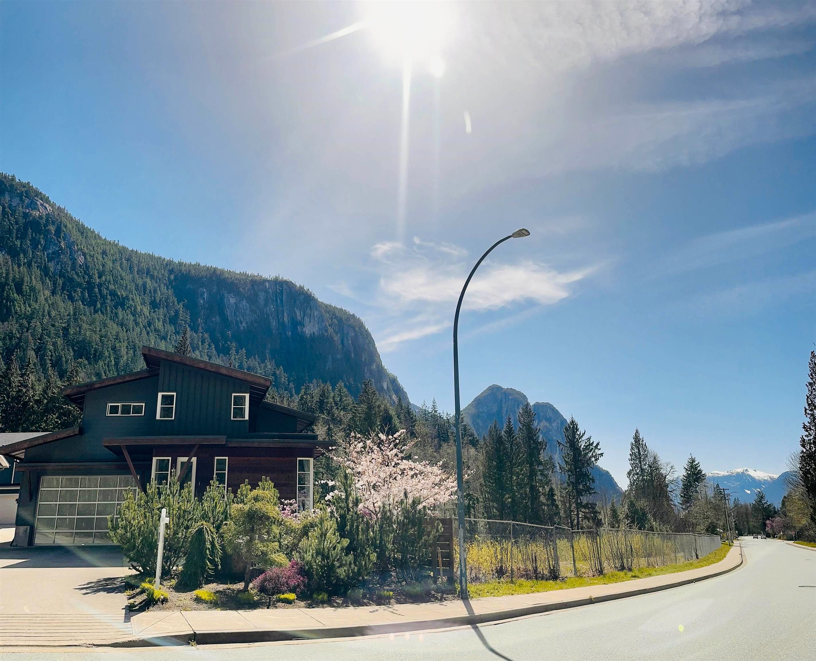 Main Photo: 38608 WESTWAY Avenue in Squamish: Valleycliffe House for sale in "Valleycliffe" : MLS®# R2766076