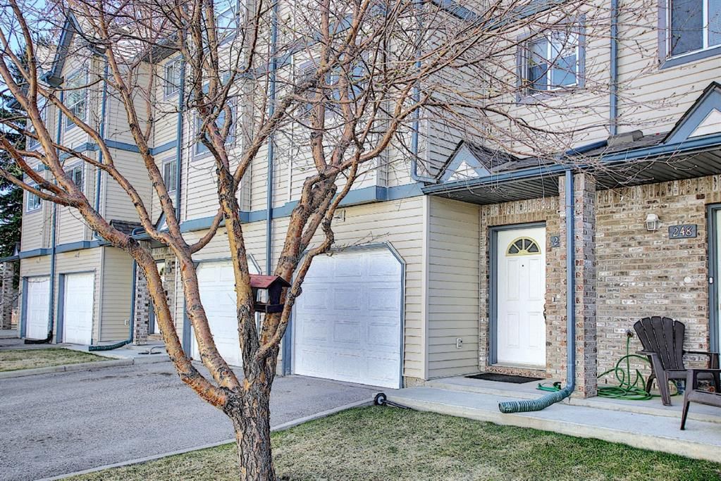 Main Photo: 246 Anderson Grove SW in Calgary: Cedarbrae Row/Townhouse for sale : MLS®# A1100307
