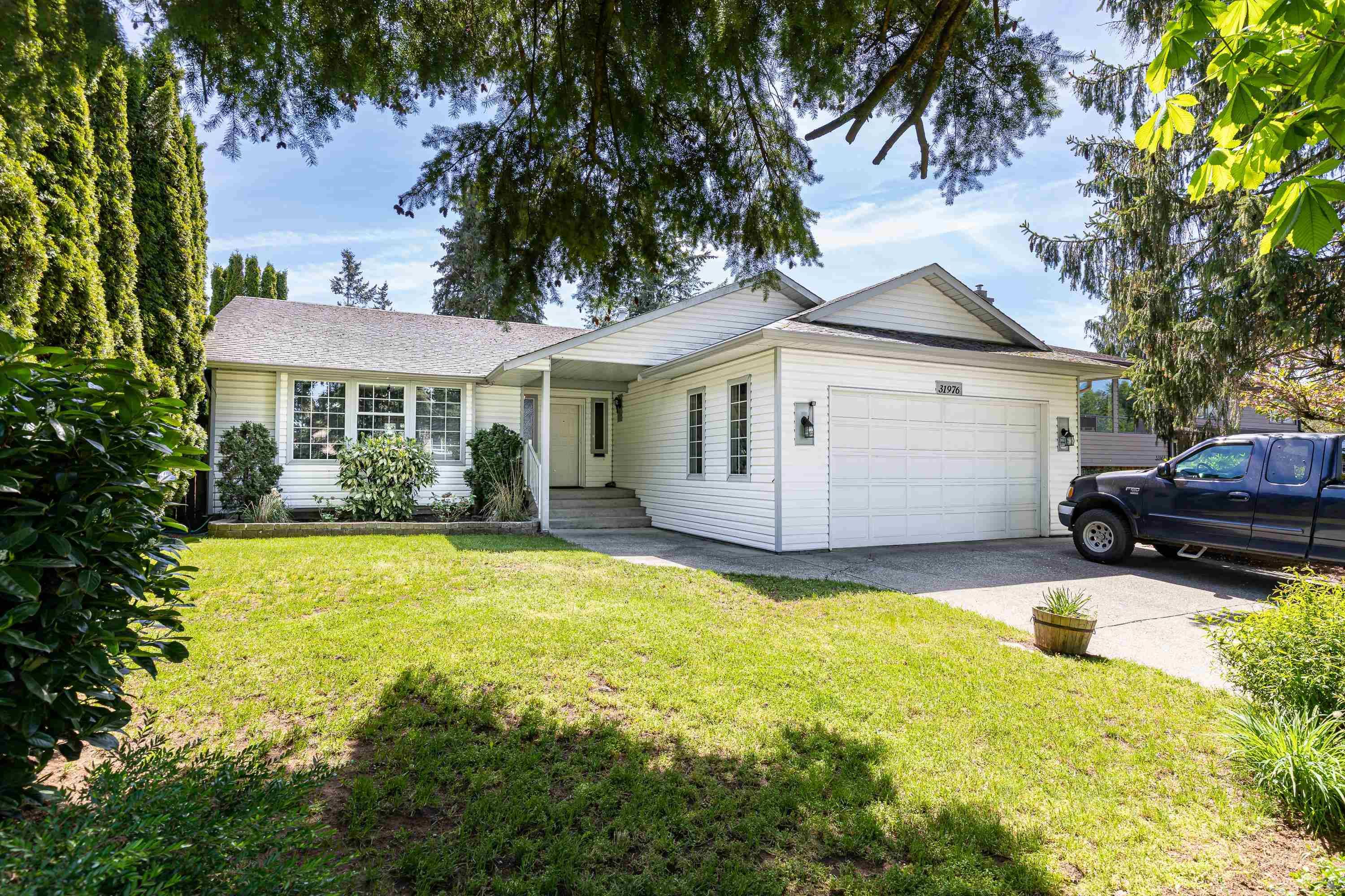 Main Photo: 31976 AUSTIN Avenue in Abbotsford: Abbotsford West House for sale : MLS®# R2777226