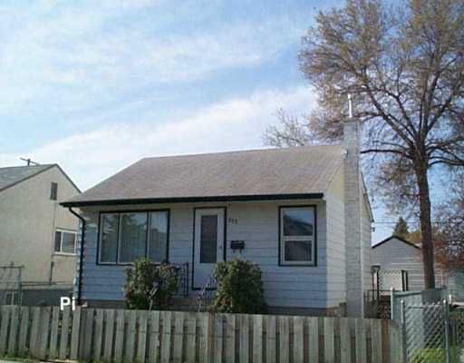 Main Photo: 592 CHALMERS Avenue in WINNIPEG: East Kildonan Single Family Detached for sale (North East Winnipeg)  : MLS®# 2606030