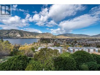 Photo 1: 105 Spruce Road in Penticton: House for sale : MLS®# 10310560