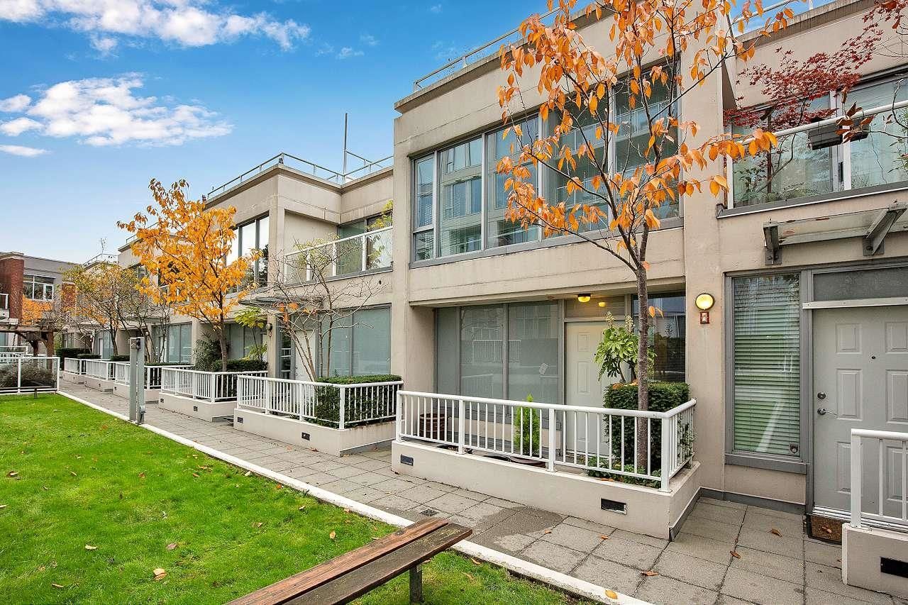 Main Photo: TH18 550 TAYLOR Street in Vancouver: Downtown VW Townhouse for sale in "THE TAYLOR" (Vancouver West)  : MLS®# R2753580