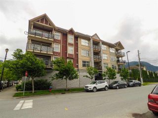 Photo 2: 307 1310 VICTORIA Street in Squamish: Downtown SQ Condo for sale in "The Mountaineer" : MLS®# R2549148