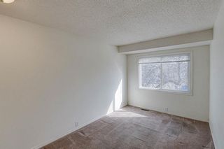Photo 18: 323 Queenston Heights SE in Calgary: Queensland Row/Townhouse for sale : MLS®# A1203860
