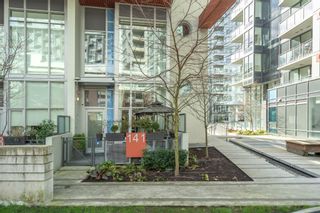 Photo 1: 141 E 1ST Avenue in Vancouver: Mount Pleasant VE Townhouse for sale in "Block 100" (Vancouver East)  : MLS®# R2440709