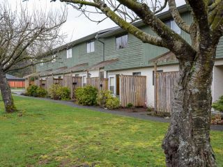 Photo 1: 4 951 17th St in COURTENAY: CV Courtenay City Row/Townhouse for sale (Comox Valley)  : MLS®# 721888