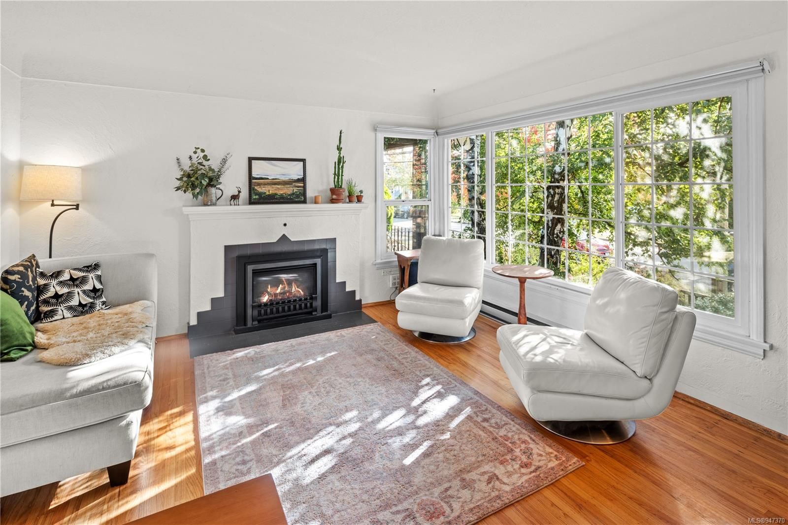 Main Photo: 2741 Fifth St in Victoria: Vi Hillside Half Duplex for sale : MLS®# 947370